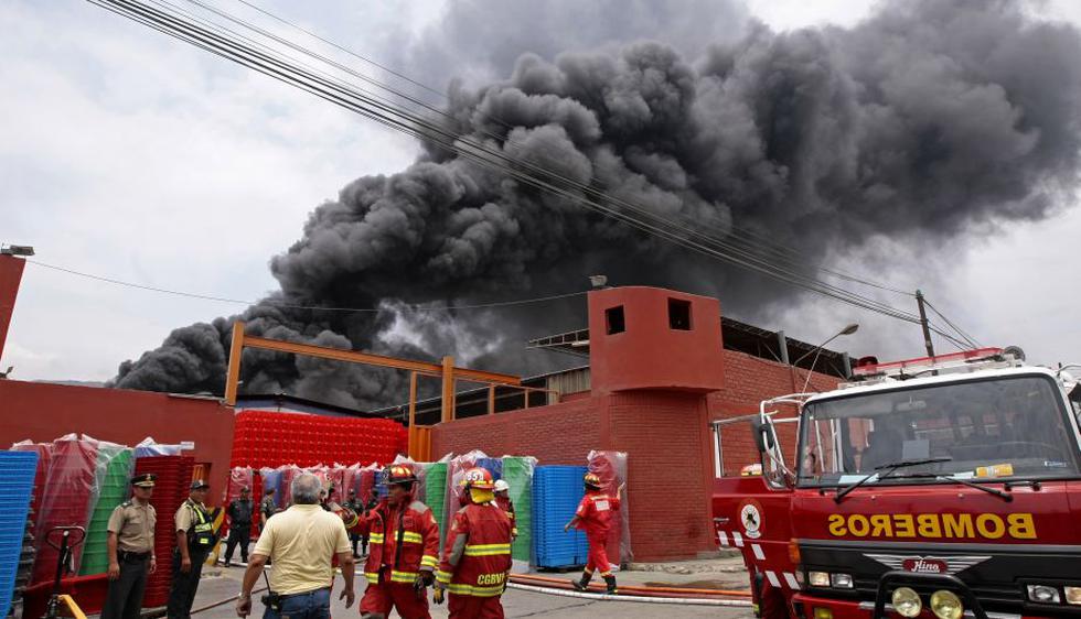 Esta mañana, un voraz incendio se registró en la fábrica de plásticos Contiplas, ubicada en la cuadra 12 de la avenida El Santuario (San Juan de Lurigancho). (David Vexelman)