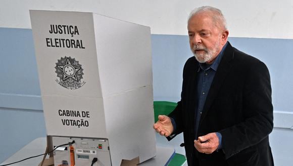 El expresidente brasileño (2003-2010) y candidato del izquierdista Partido de los Trabajadores (PT) Luiz Inácio Lula da Silva hace gestos en un colegio electoral antes de votar durante las elecciones legislativas y presidenciales, en Sao Paulo, Brasil, el 2 de octubre de 2022.  (Foto de NELSON ALMEIDA / AFP)
