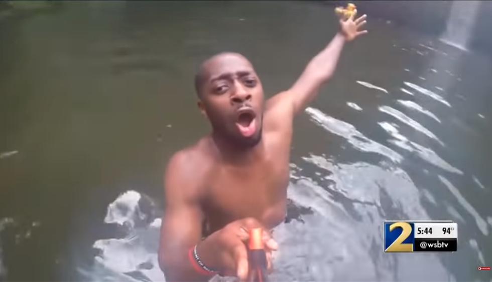 Un youtuber encontró una cámara que grabó los momentos finales de un hombre antes de ahogarse. El video es viral en YouTube. (Video: WSB-TV)
