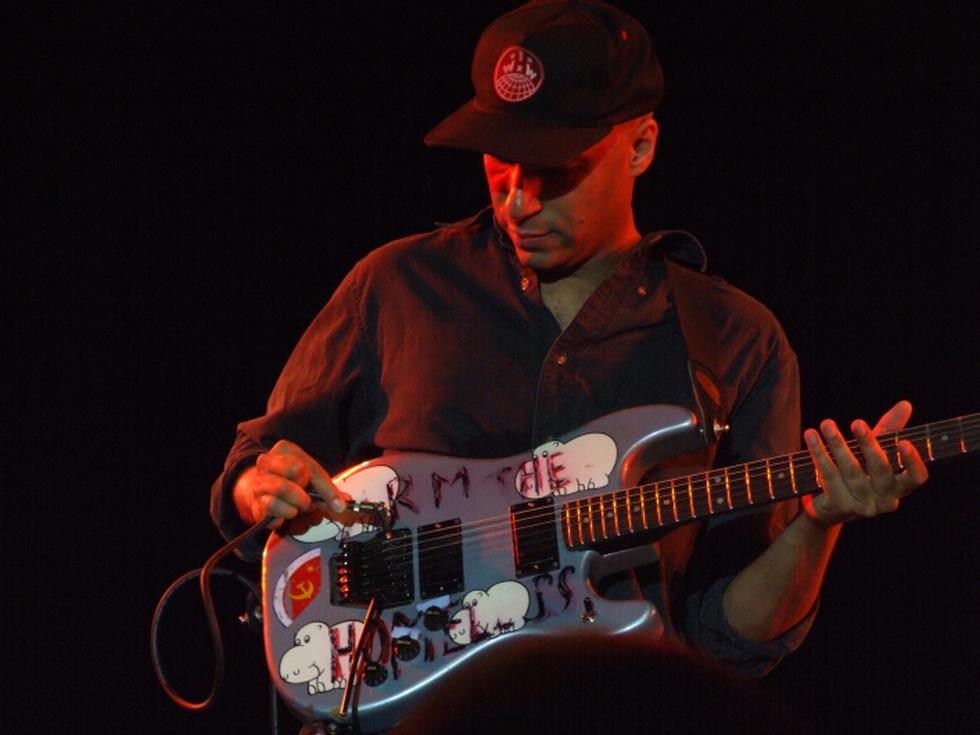 Mongrel Custom ‘Arm the Homeless’. Esta es la guitarra más conocida que tiene Tom Morello en su staff. Fue fabricada por Perfomance Guitar según las especificaciones que dio el mismo guitarrista. (Internet)