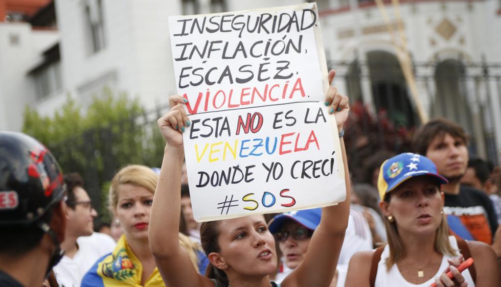 Varios grupos de manifestantes se apostaron esta tarde en los exteriores de la embajada de Venezuela en Lima, para expresar su rechazo a la violencia que ha azotado los últimos días ese país. (Luis Gonzales)