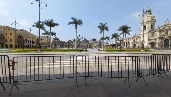 Plaza Mayor de Lima permanece cerrada debido a la colocación de rejas. (Foto: Trini Valderrama)