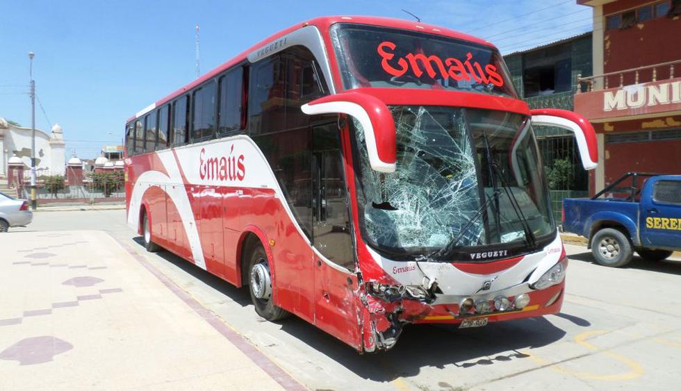 Bus de la empresa Emmaús impactó contra patrullero. (PNP)