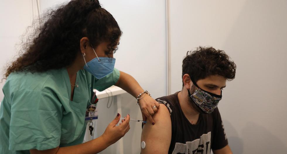 Un hombre israelí recibe una vacuna COVID-19 por una enfermera en Tel Aviv, Israel, 31 de diciembre de 2020. (EFE/EPA/ABIR SULTAN).
