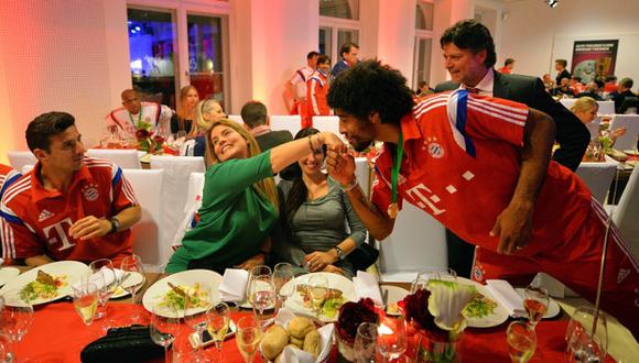 Dante saluda a la esposa de Pizarro. Fue en la cena oficial por el título de Copa. (fcbayern.de)
