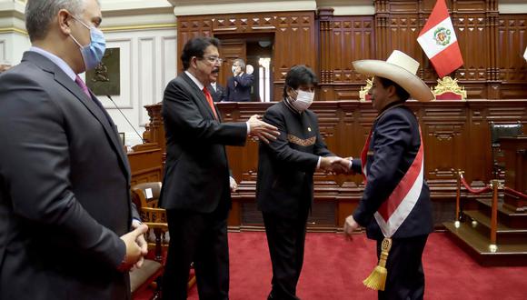 Expresidente boliviano Evo Morales saluda a mandatario Pedro Castillo. (EFE)