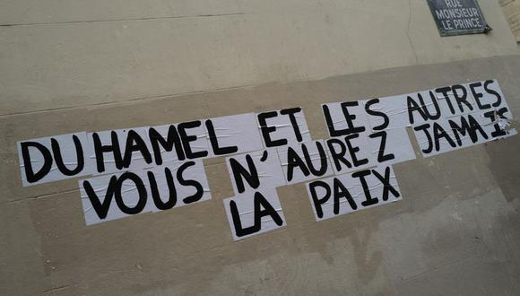 Los letreros en la pared dicen "Duhamel y los demás, nunca estarán en paz" en referencia al destacado experto político francés Olivier Duhamel, en París, el martes 19 de enero de 2021. (Foto AP / Francois Mori)