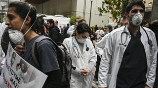 Médicos griegos se manifiestan por malas condiciones de trabajo ante el coronavirus [FOTOS]