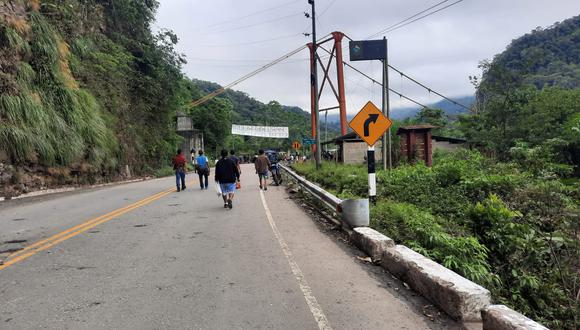 Cocaleros de Puno cierran carreteras exigiendo detener erradicación.