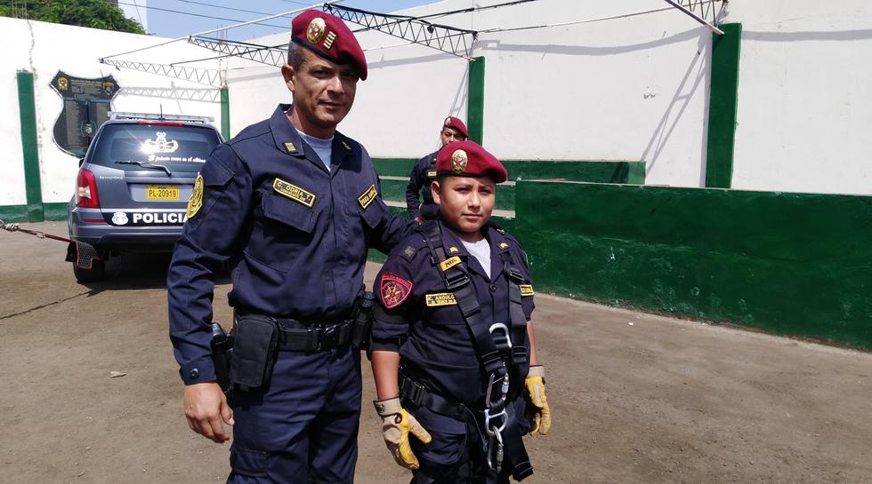 Niño que estudiaba bajo poste de luz se convirtió en policía por un día (Luis Puell /Andina)