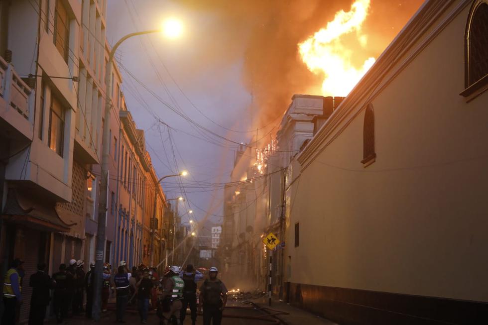 El incendio se desató minutos antes de las 6:00 p.m. en un inmueble, ubicado en Jr. Cuzco, Cercado de Lima. (Foto: José Rojas / GEC)
