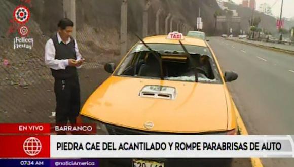 En el taxi iban a bordo cuatro pasajeros. Caída de piedra no dejó ningún herido.&nbsp; (Captura: América Noticias)