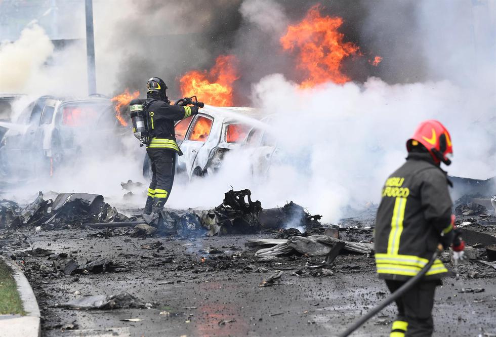 Una avioneta de turismo -piloteada por un magnate- se estrelló el domingo cerca de Milán, en el norte de Italia, causando la muerte de ocho personas. (Foto: EFE / EPA / Daniel Dal Zennaro)