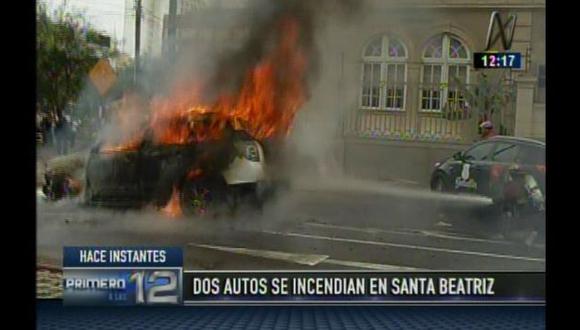 Auto se incendió tras cortocircuito en plena avenida Arequipa, en Lince. (Captura de video)