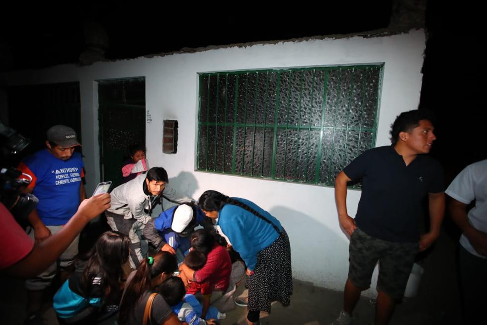 Los familiares sacaron los cuerpos hasta los exteriores de su vivienda a la espera de la llegada de las autoridades. (Fotos: Giancarlo Ávila)