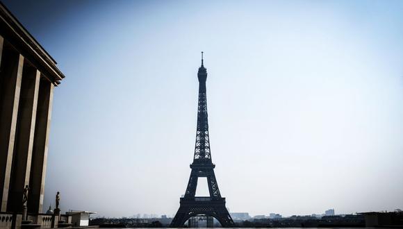 Francia: La Torre Eiffel reabrirá al público este 25 de junio. El número de visitantes será limitado en la explanada y en los pisos, además, se establecerá un sentido de circulación, con subidas por la escalera Este y bajadas por la escalera Oeste. (AFP / STEPHANE DE SAKUTIN)
