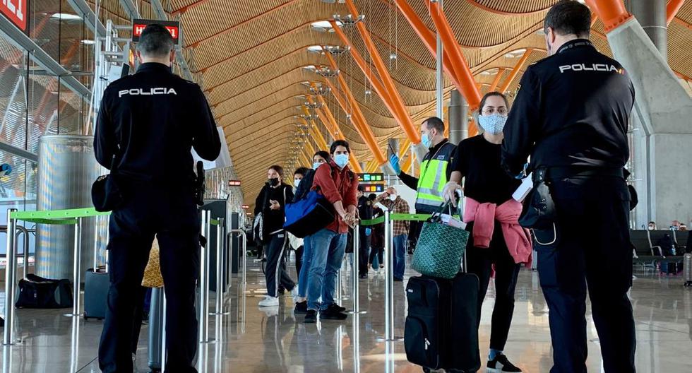 Imagen referencial del 16 de mayo de 2020. Oficiales de la policía de España verifican a pasajeros en el aeropuerto Adolfo Suárez Madrid-Barajas en Barajas. (AFP / GABRIEL BOUYS).