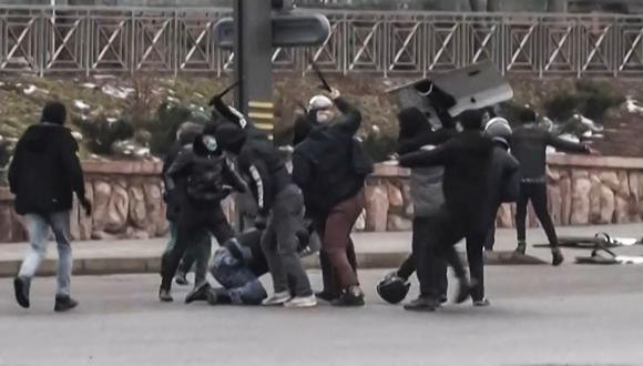 Manifestantes chocan con las fuerzas de seguridad de Kazajstán durante una manifestación en la ciudad más grande del país, Almaty. (Foto: Alexander PLATONOV / AFPTV / AFP)