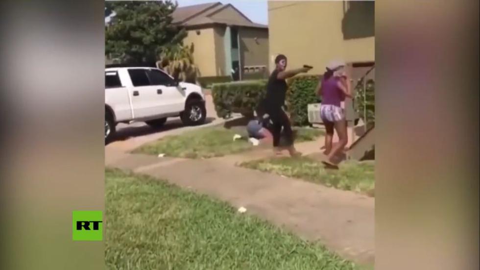 En YouTube se hizo viral un video que muestra cómo una mujer apunta a una chica que presenciaba la pelea que tenía su hija adolescente con otra joven. La madre sostuvo que solo era un arma de juguete. (Captura)