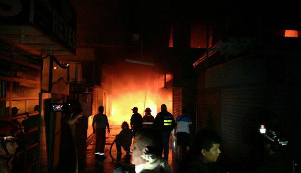 Piura: Al menos 10 puestos del Mercado Modelo fueron consumidos por incendio. (Walac Noticias)