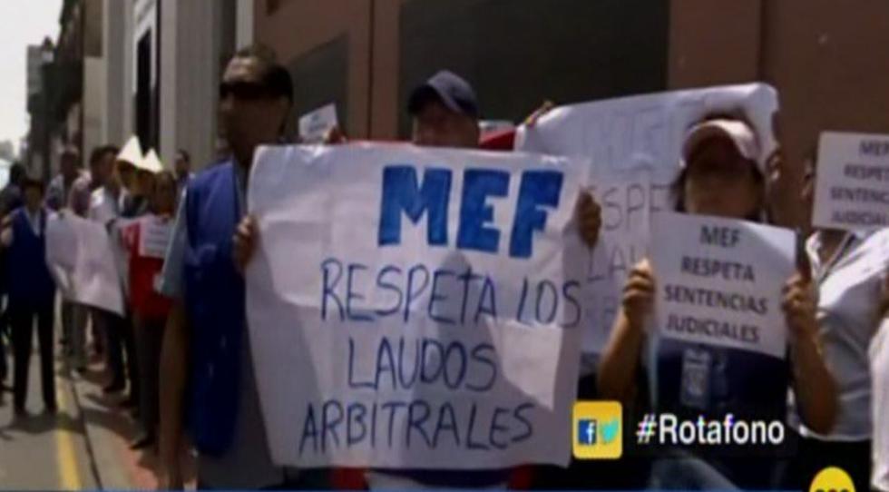 Reniec: Trabajadores protestan frente al MEF por presunto recorte de presupuesto (RPP)