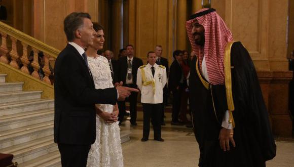 A pesar de la difusión de las imágenes, no se tiene detalles de la conversación entre el mandatario argentino y el príncipe heredero saudí. (Foto: EFE)