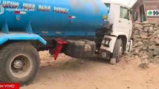 Camión repartidor de agua quedó atascado en cerro y pone en riesgo a vecinos de Collique [VIDEO]