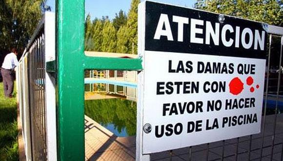 Cartel está en una piscina de la localidad de Hualqui, en región del Bío Bío. (R. Acuña/Soy Concepción)