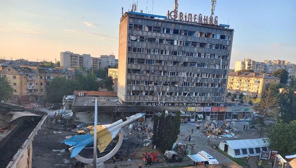 Esta foto del folleto tomada y publicada por el Servicio de Emergencia de Ucrania el 14 de julio de 2022 muestra una vista de un edificio dañado luego de un ataque aéreo ruso en la ciudad de Vinnytsia, en el centro-oeste de Ucrania, que mató al menos a 20 personas, incluidos tres niños. (Foto del Servicio de Emergencia de Ucrania / AFP)