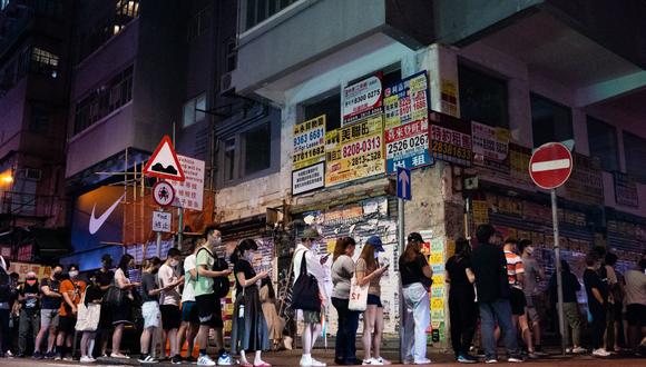 Imagen referencial. Personas haciendo cola para comprar un periódico en Mong Kok, Hong Kong.  (Foto de Bertha WANG / AFP)