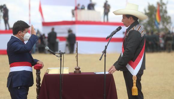 Pedro Castillo tomó el juramento de Guido Bellido como primer ministro en Ayacucho, y horas después de otros 16 ministros. (Foto: twitter @presidenciaperu)