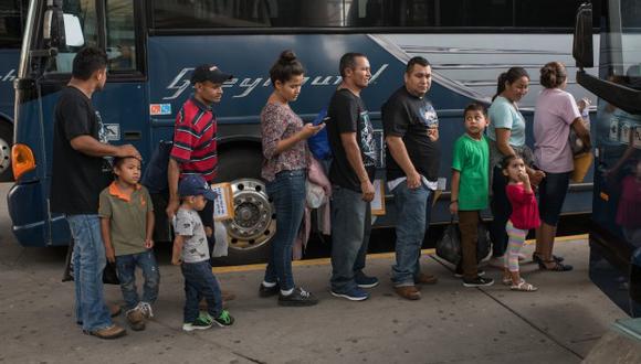 Familias migrantes centroamericanas recientemente liberadas de detención federal esperan para abordar un autobús en una estación de autobuses en McAllen, Texas. (Foto: AFP)