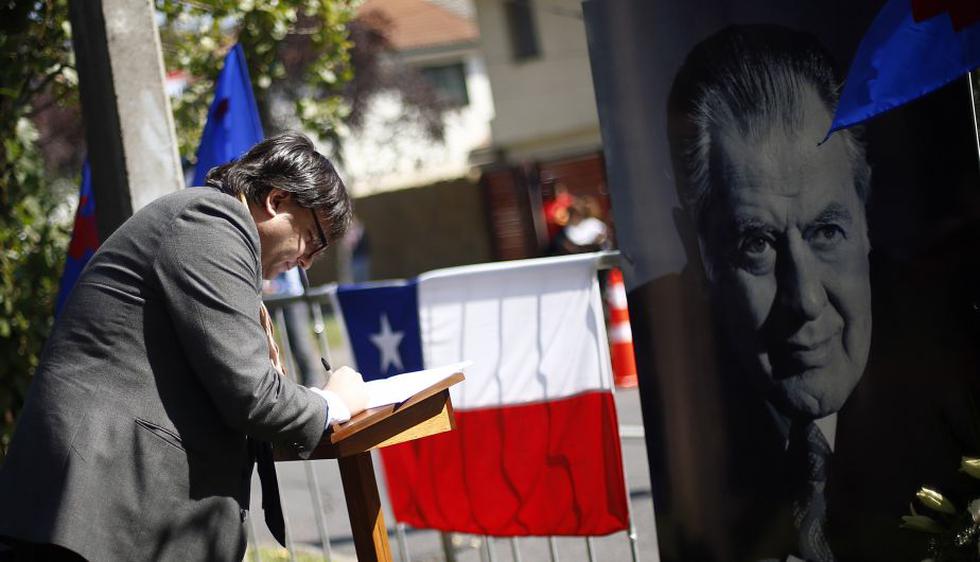 Chile: Familiares y amigos realizan &quot;velaton&quot; en homenaje al expresidente. (EFE)