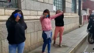 “¡Foto pal feis!”, mujeres ebrias se burlan e insultan a policías tras desacatar toque de queda [VIDEO]