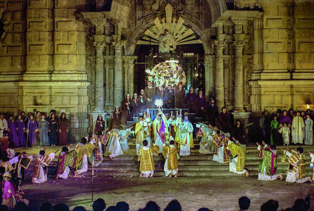 Puesta en escena de "El Gran Teatro de Mundo" en 1978. (Fotos: "Ricardo Roca Rey: Una profunda huella")
