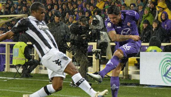Fiorentina venció 2-1 al Siena con Juan Vargas en la cancha. (EFE)