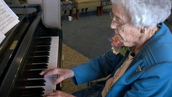 Ruth Everson planea tocar el piano hasta que ya no pueda hacerlo. (Foto: Captura)