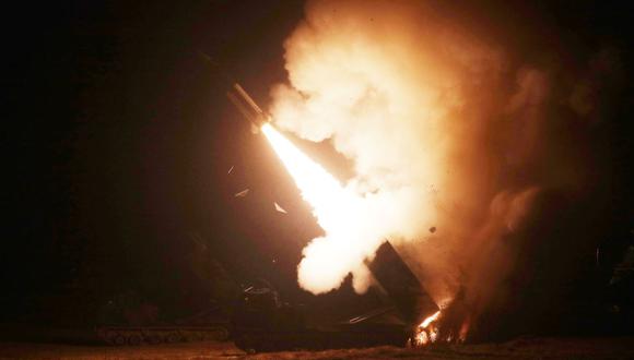 El Sistema de Misiles Tácticos del Ejército (ATACMS) disparando un misil desde un lugar no revelado en la costa este de Corea del Sur durante un ejercicio conjunto de fuego real. (Foto de Handout / Ministerio de Defensa de Corea del Sur / AFP)