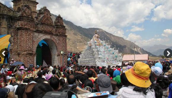 ‘Mamacha’ sale en procesión. (Andina)
