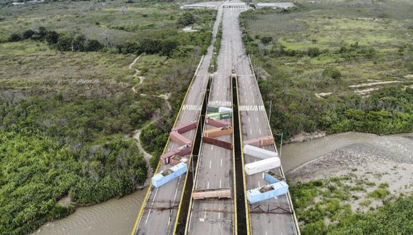 Vista aérea de contenedores bloqueando el Puente Internacional Tienditas en la frontera entre Colombia y Venezuela en Cúcuta, Colombia, el 8 de agosto de 2022. (Foto de Edinson ESTUPINAN / AFP)