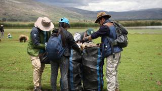 Retiran más de 750 kilos de basura plástica en humedales de Chocón en Junín