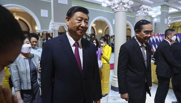 El presidente de China, Xi Jinping, se reúne con el primer ministro de Tailandia, Prayuth Chan-o-cha, al margen de la cumbre de Cooperación Económica Asia-Pacífico (APEC) en Bangkok, el 19 de noviembre de 2022. (Foto de ATHIT PERAWONGMETHA / POOL / AFP)