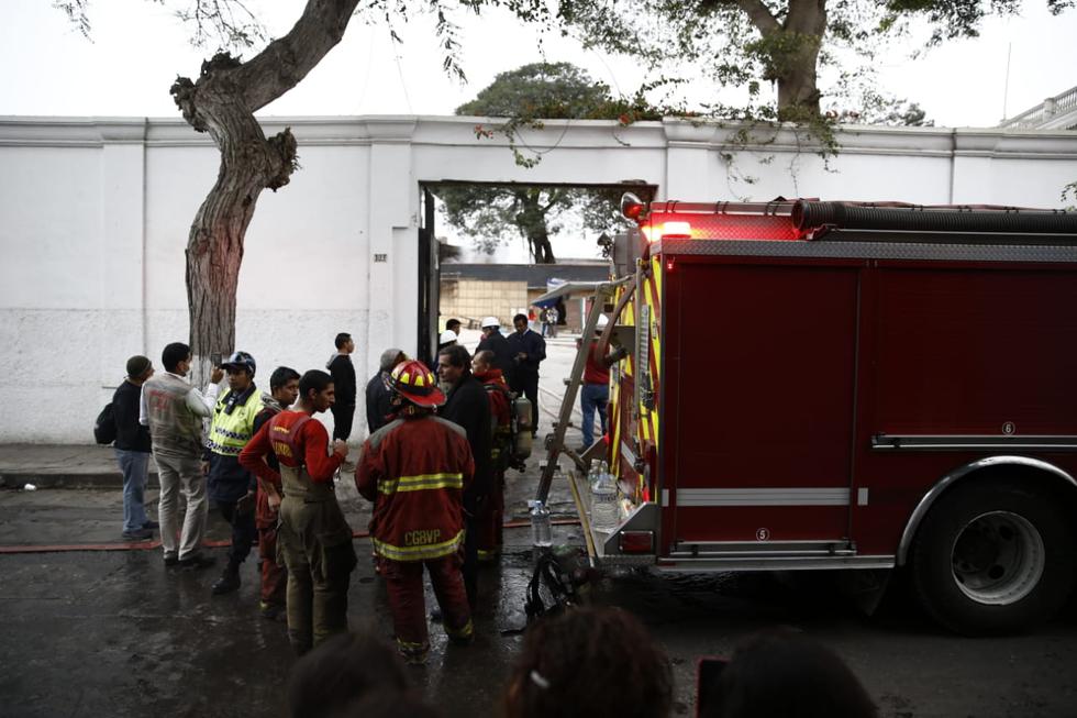 El incendio ocurre cerca del colegio Los Reyes Rojos de Barranco. (Renzo Salazar/GEC)