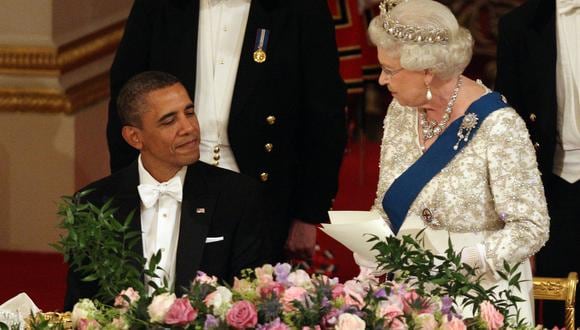 Barack Obama y la reina Isabel II del Reino Unido en un banquete ofrecido en el palacio de Buckingham en 2011. (Foto: AFP)