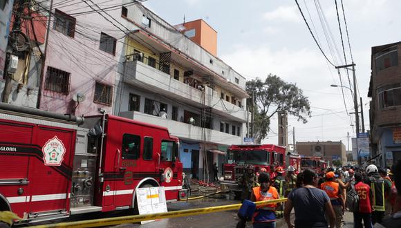 Incendio controlado en la calle Agustín de Jauregui 550 en el distrito de La Victoria. (Fotos: Alessandro Currarino / @photo.gec)