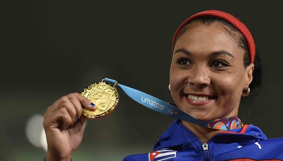 La cubana Yaime Pérez muestra su medalla de oro en el podio de la final de lanzamiento de disco femenino de atletismo en los Juegos Panamericanos Lima 2019 en Lima el 6 de agosto de 2019. (Foto: Luis ROBAYO / AFP)