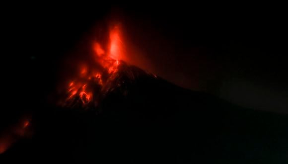 El volcán de Fuego, visto desde Alotenango, municipio del departamento de Sacatepéquez a 65 kilómetros al suroeste de Ciudad de Guatemala, entra en erupción el 11 de diciembre de 2022. (Foto de Johan ORDONEZ / AFP)