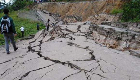 La carpeta asfáltica de la vía se hundió a causa de las lluvias intensas. (Foto: Andina)