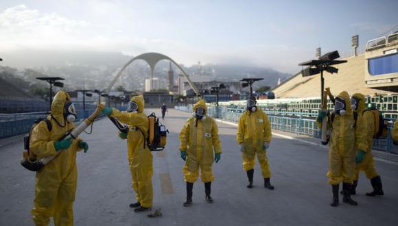Funcionarios de Salud rocían insecticida en los alrededores de estadios en Río de Janeiro (AP).