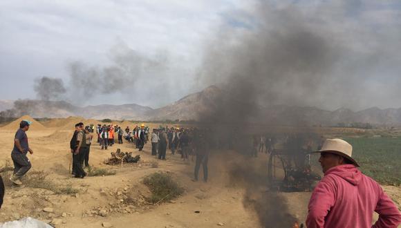 En el enfrentamiento quemaron 10 motocicletas y un mototaxi de los trabajadores de las canteras.